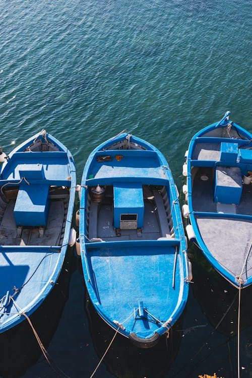 Foto profissional grátis de ancorado, azul, barcos