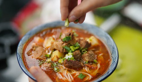 Sopa De Macarrão Com Carne Na Tigela