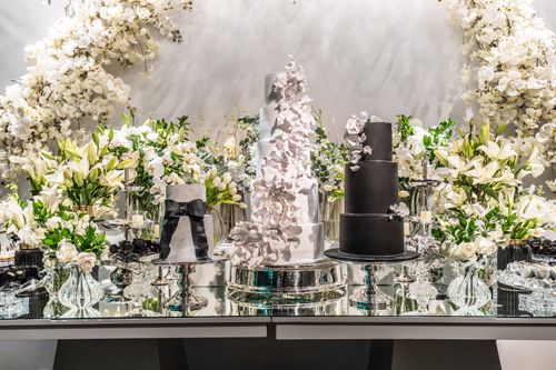 Free Luxurious wedding cake arrangement with white flowers and elegant decor, perfect for upscale receptions. Stock Photo