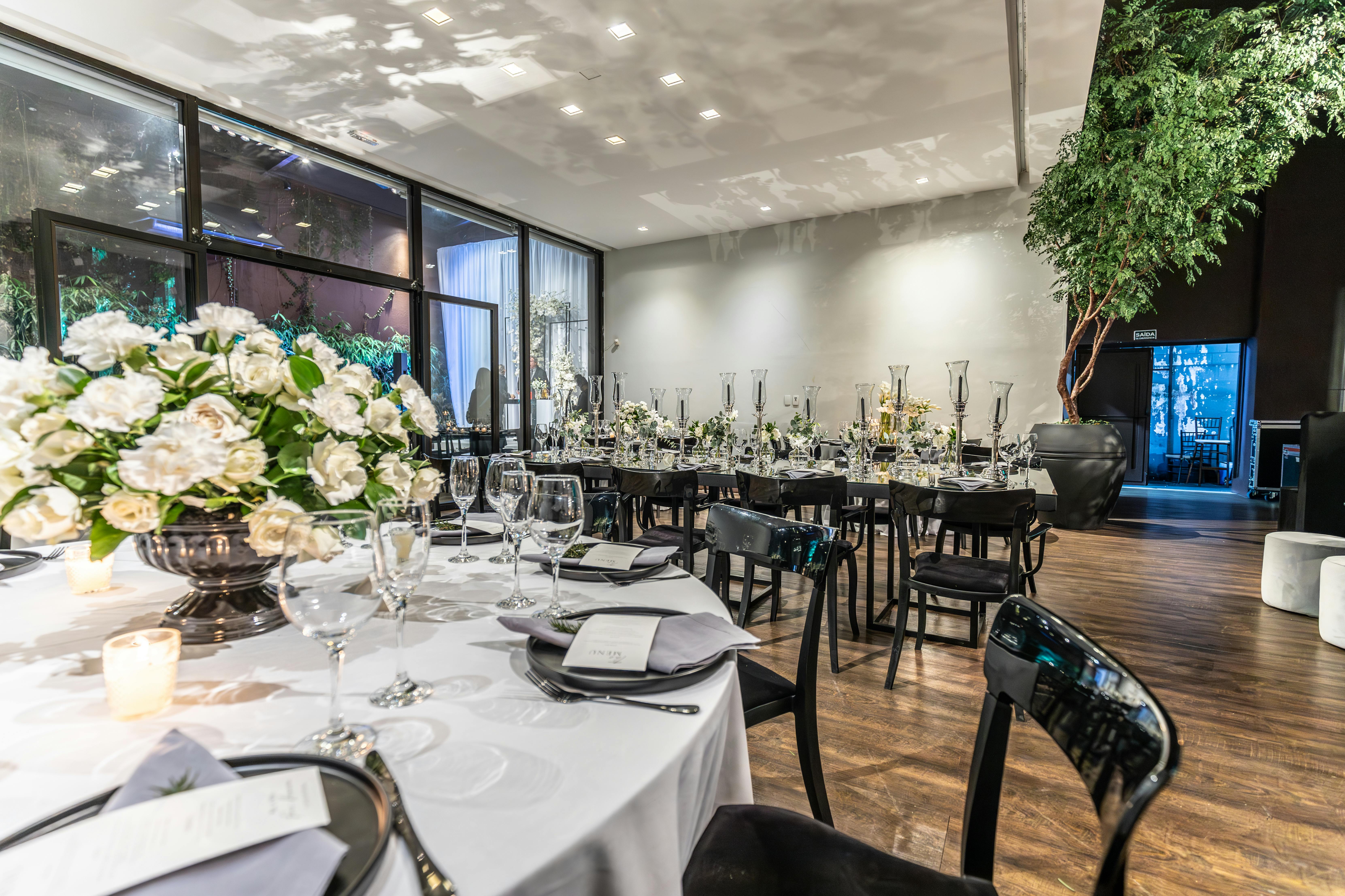 Банкетний зал з сервіруванням