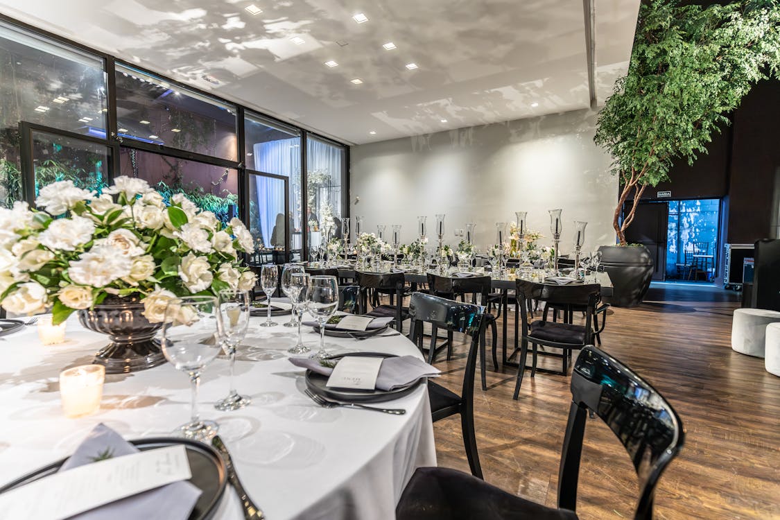 Банкетний зал з сервіруванням