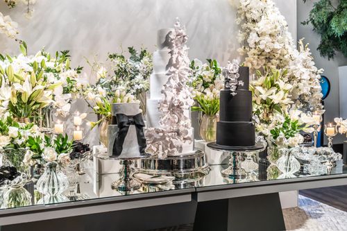 Free Lavish wedding cake with elegant floral arrangements, perfect for luxury events. Stock Photo