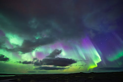 Foto profissional grátis de Aurora boreal, céu, luz verde