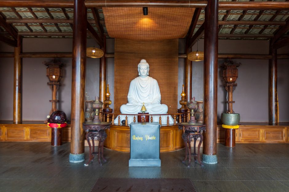 Visite du temple bouddhiste caché et méditation avec moines