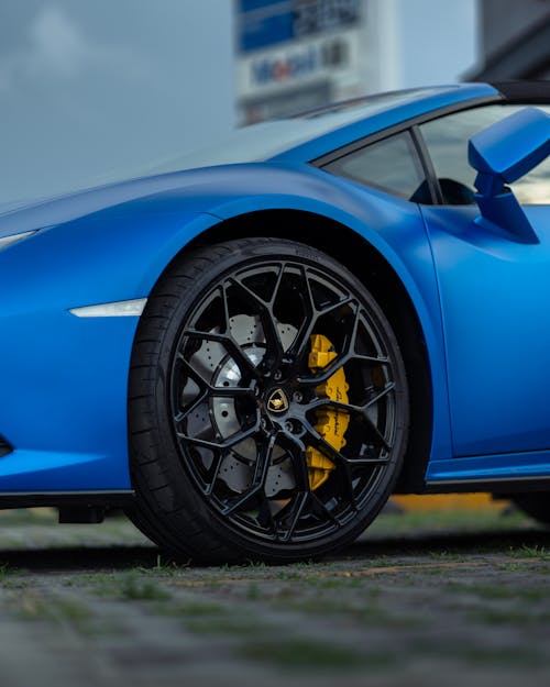 Wheel of Blue Lamborghini 
