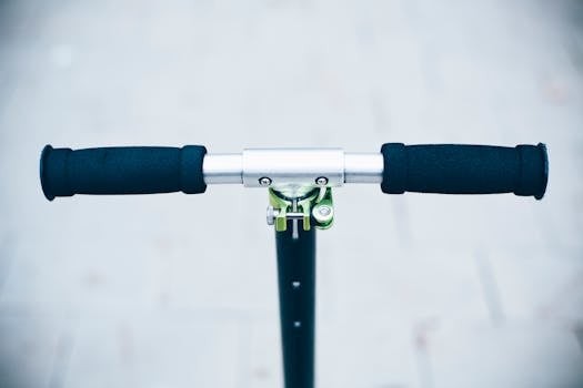 特写镜头中，一辆黑色滑板车停在街道背景模糊的画面里