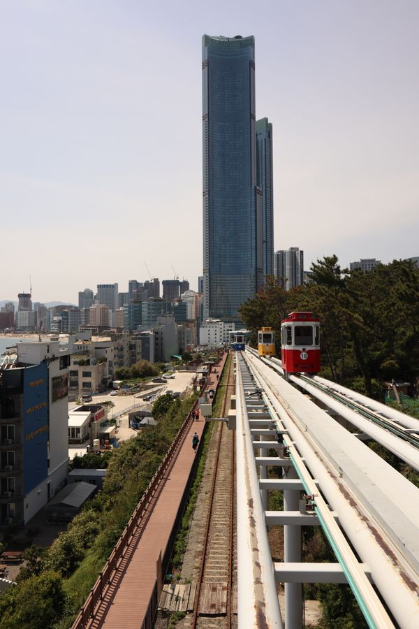 Experimente a emocionante atração Sky-Capsule com um pano de fundo panorâmico da cidade.