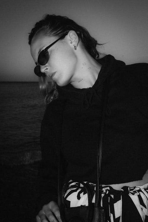 https://images.pexels.com/photos/17318709/pexels-photo-17318709/free-photo-of-woman-in-sunglasses-in-black-and-white.jpeg?auto=compress&cs=tinysrgb&dpr=1&w=500