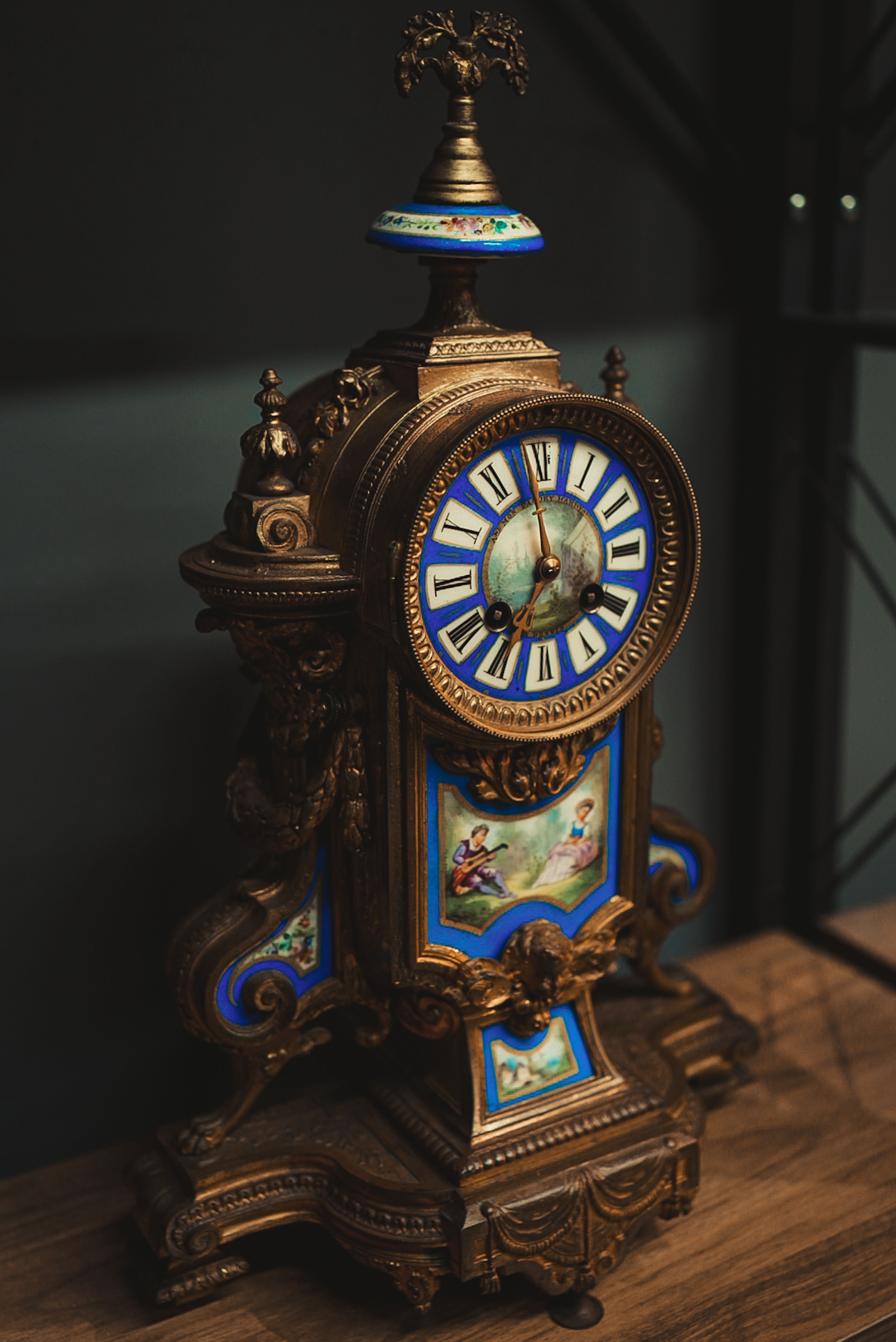 Horloge de cheminée en métal design élégant, silencieuse, idéale salon, chambre ou bureau