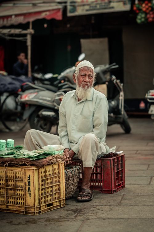 Free An elderly man vending merchandise on a bustling street in Hyderabad, India. Stock Photo