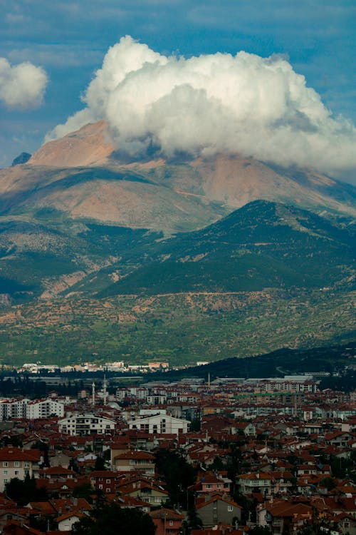 Immagine gratuita di cittadina, cloud, montagna