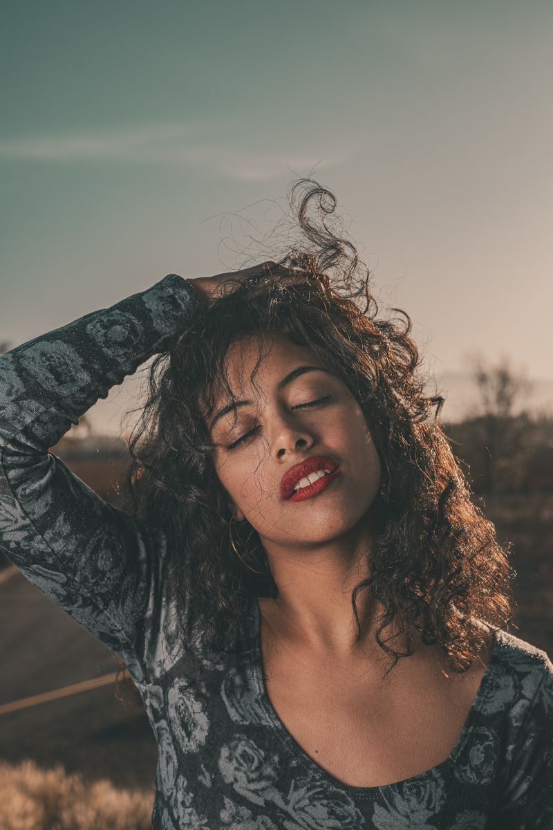 mujer con ondas naturales resultado moldeador de aire