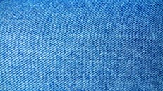 蓝色牛仔布面料的特写细节，清晰展现纹理与编织图案