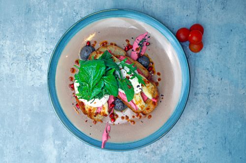 Free A vibrant and healthy breakfast plate featuring greens, eggs, and vibrant toppings, perfect for a wholesome start. Stock Photo