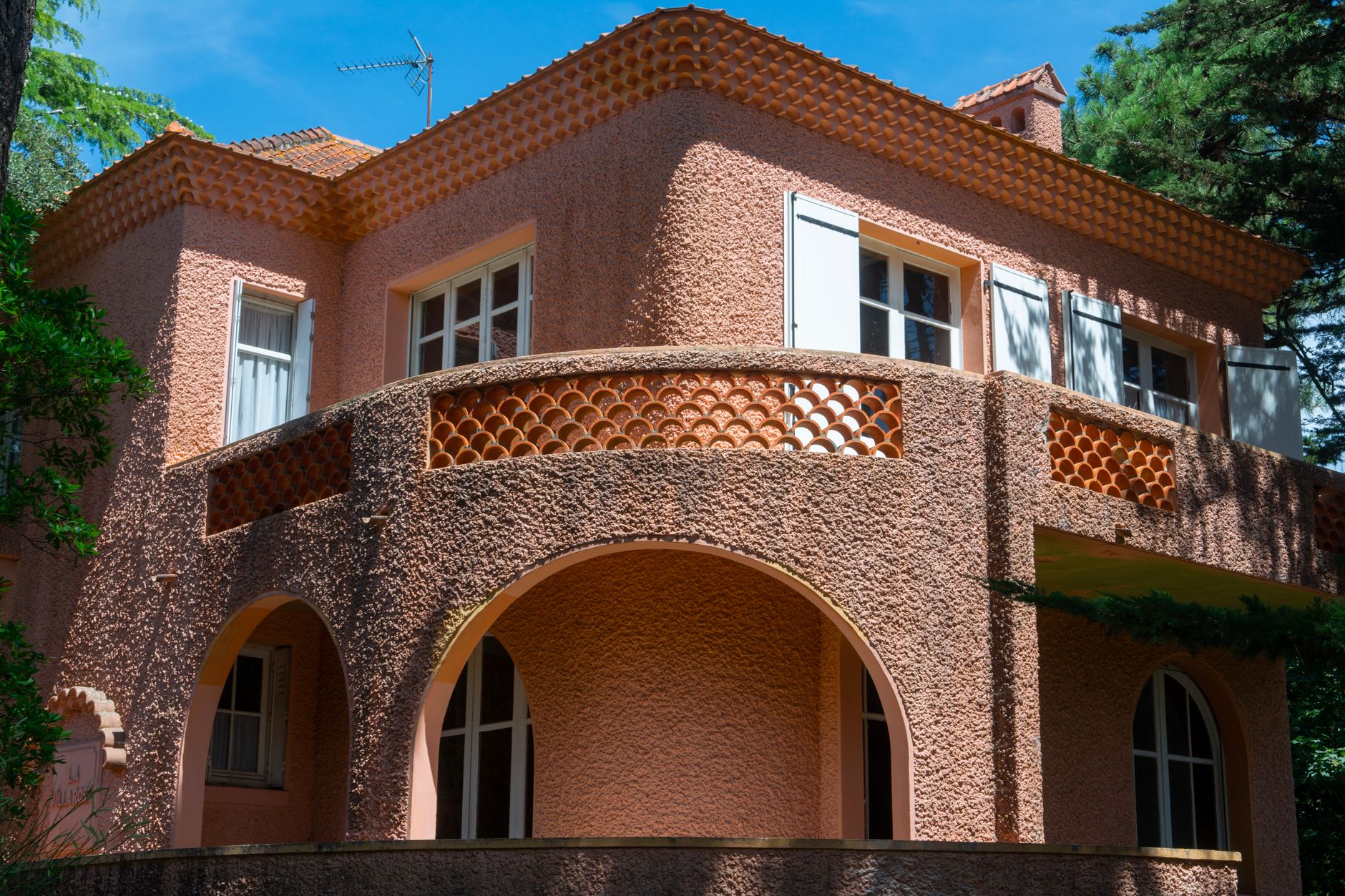 Miami Art Deco tarzındaki pembe cepheli ikiz evler