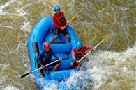 在西爪哇省慈溪当，团队进行了一次令人兴奋的急流漂流冒险，热情的桨手们坐在蓝色充气木筏上