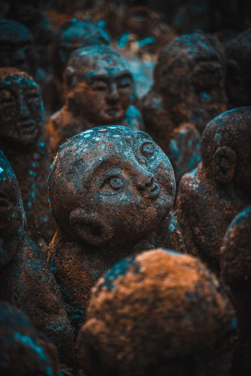 Free Moss-covered stone statues in a serene Kyoto garden. Stock Photo