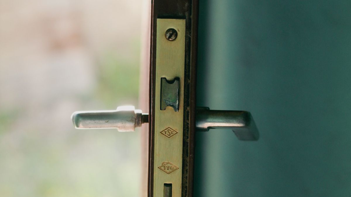 Detalle del mecanismo de una cerradura de puerta