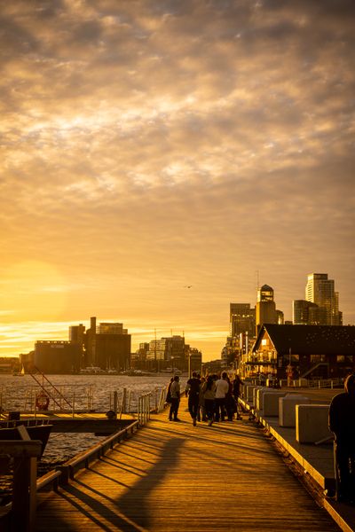 Waterfront promenade at sunset — photo by apertur 2.8 on Pexels