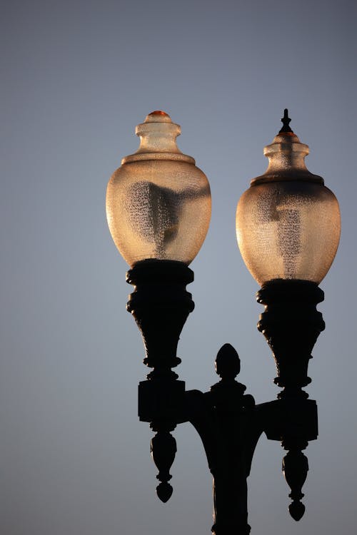 Darmowe zdjęcie z galerii z czyste niebo, lampy, latarnie