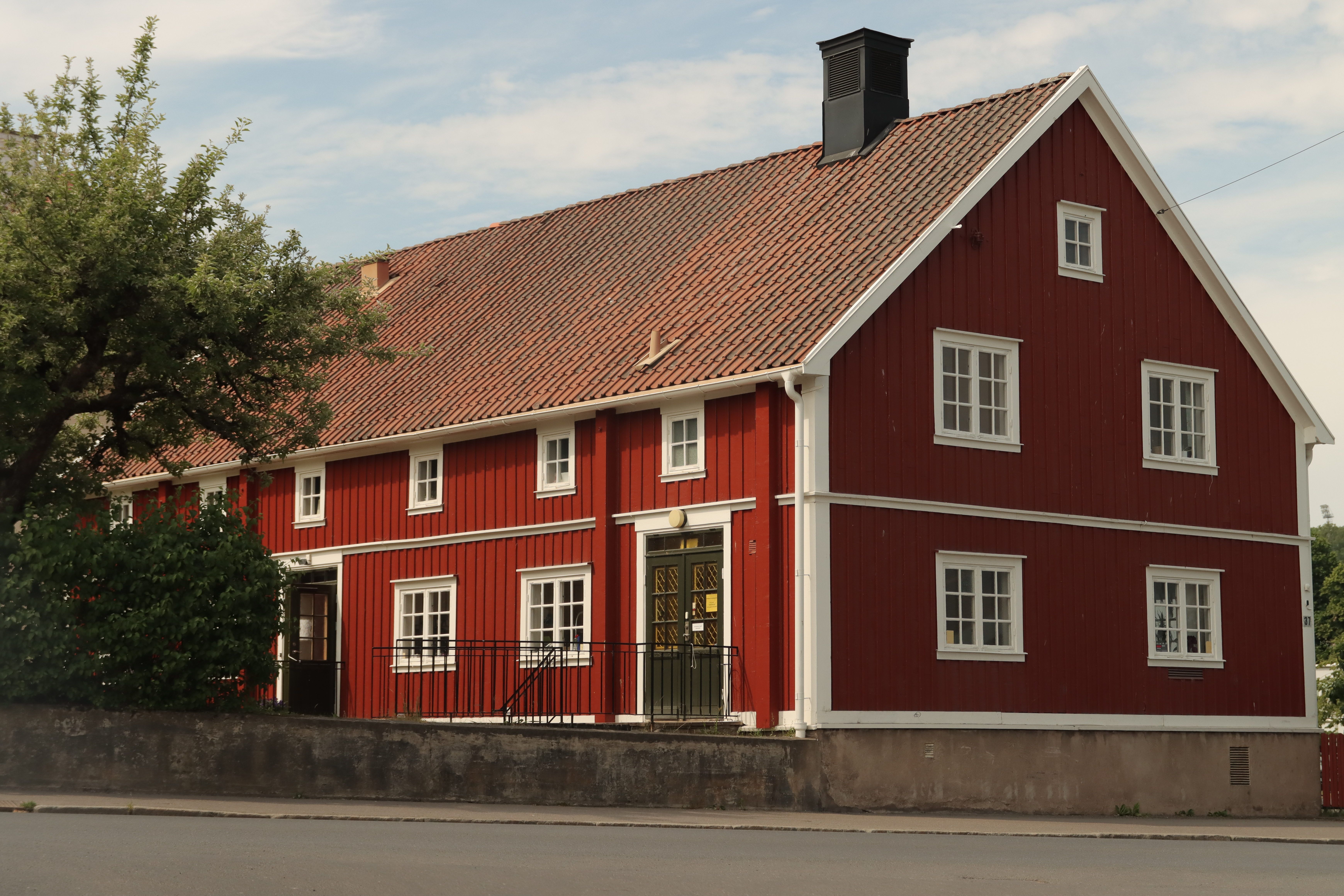Abercanaid — professional movers carrying furniture on a house move