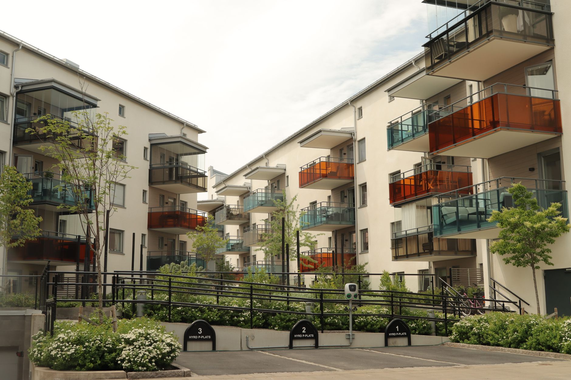 Bostadsgård med flerbostadshus i ett svenskt bostadsområde, liknande Hagalunds folkhemsbebyggelse