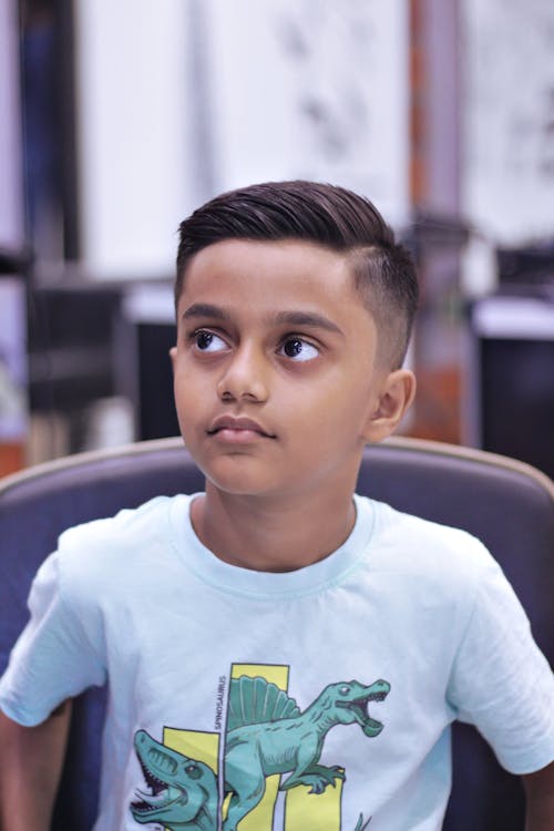 Foto profissional grátis de cabelo curto, camiseta branca, cara