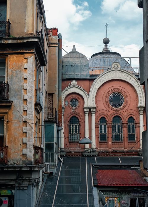 Free A beautiful synagogue dome surrounded by urban architecture, showcasing historical and religious significance. Stock Photo