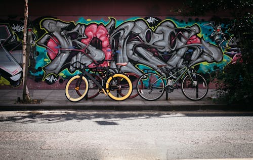 Free Dağ Bisikletlerinin Yanında Siyah Ve Sarı Fatbike Stock Photo