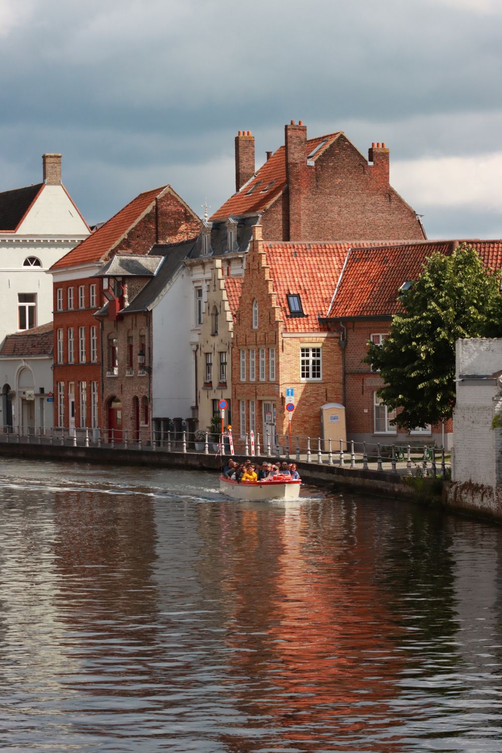 Barcă turistică pe canalul din Bruges, între clădiri istorice