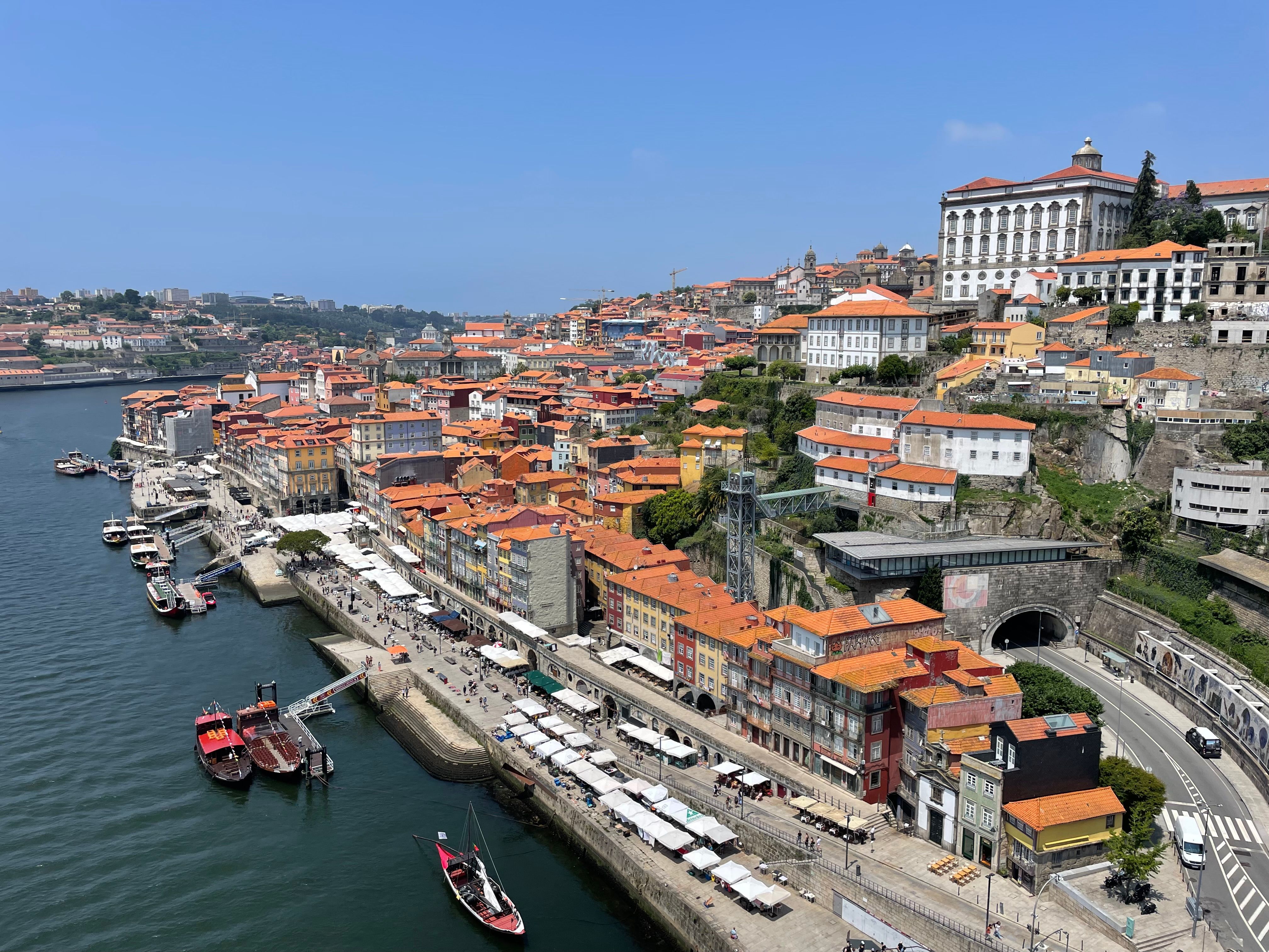 Vista aérea do Porto, Portugal — casas coloridas às margens do Rio Douro