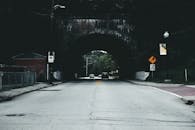 一条穿过隧道的城市道路十分安静，设有明显的交通和速度标志