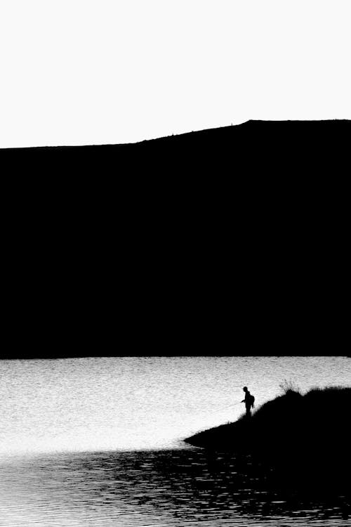 Foto profissional grátis de colina, de pé, lago