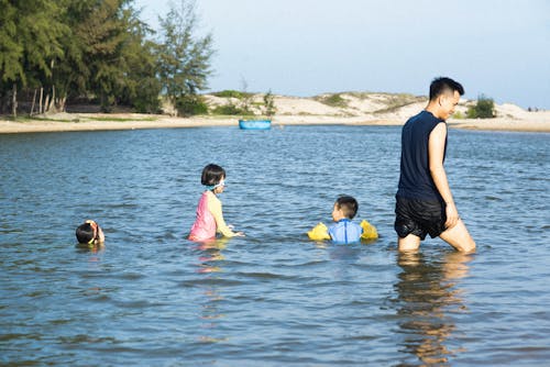 aile fotoğrafı, çocuk yüzme havuzu, oynayan çocuk içeren Ücretsiz stok fotoğraf