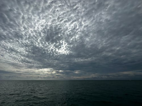 Gratis arkivbilde med hav, rolig, skyer
