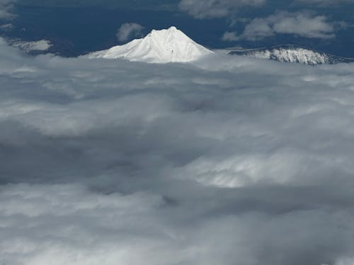 在云层之上！, 白雪皑皑的山, 藍天 的 免费素材图片