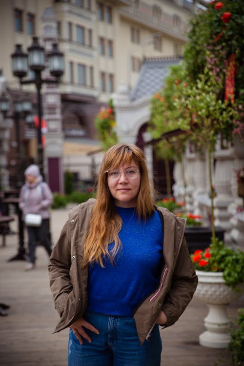 Gratis stockfoto met aantrekkelijk mooi, blauwe blouse, bril