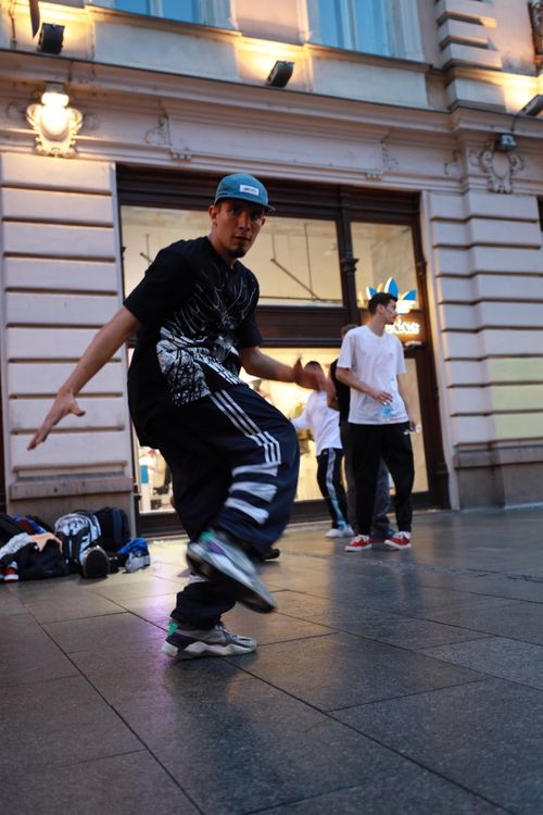 Free Captivating street breakdancing scene in an urban setting with a modern backdrop. Stock Photo