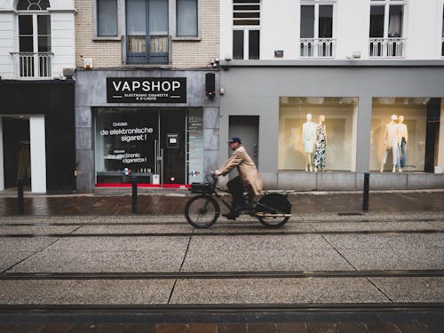 Kostnadsfri bild av butiker, byggnader, cyklist