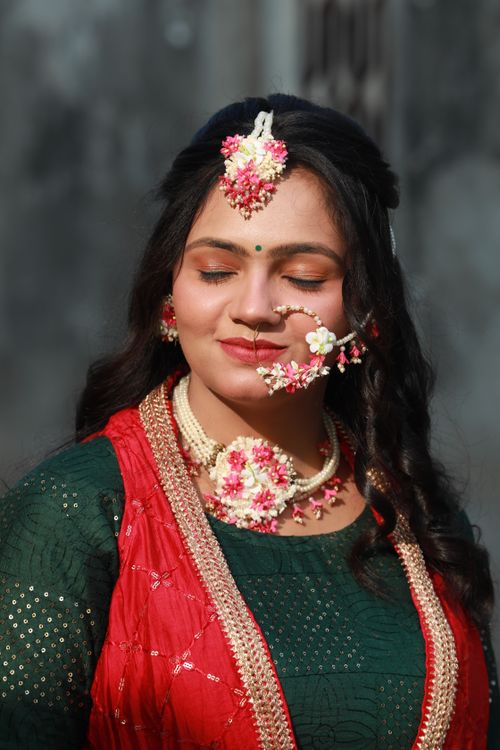 Free Beautiful South Asian bride with floral jewelry and traditional attire, exuding grace and elegance. Stock Photo