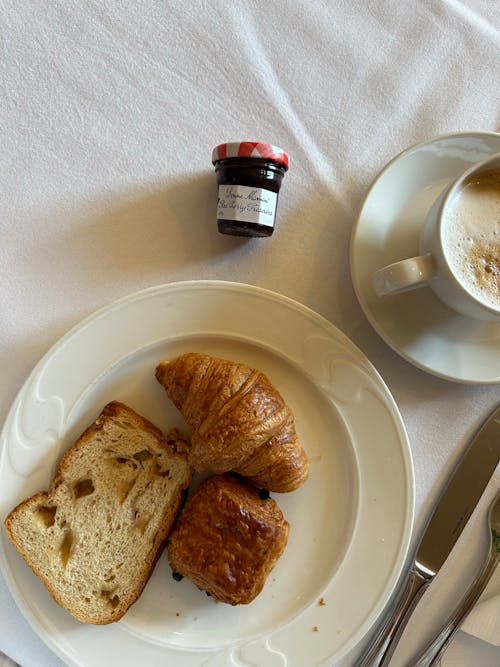 Gratis lagerfoto af brød, croissant, hvid baggrund