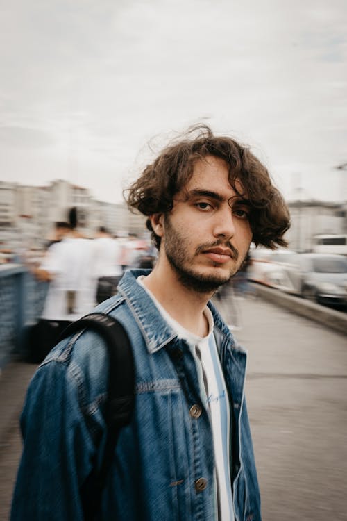 Foto profissional grátis de cabelo curto, cidade, cidades