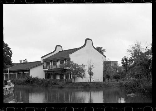 Gratis arkivbilde med bygninger, dam, polaroid