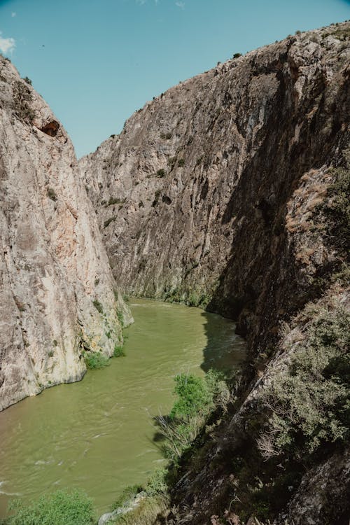 Foto profissional grátis de abismo, água, colinas