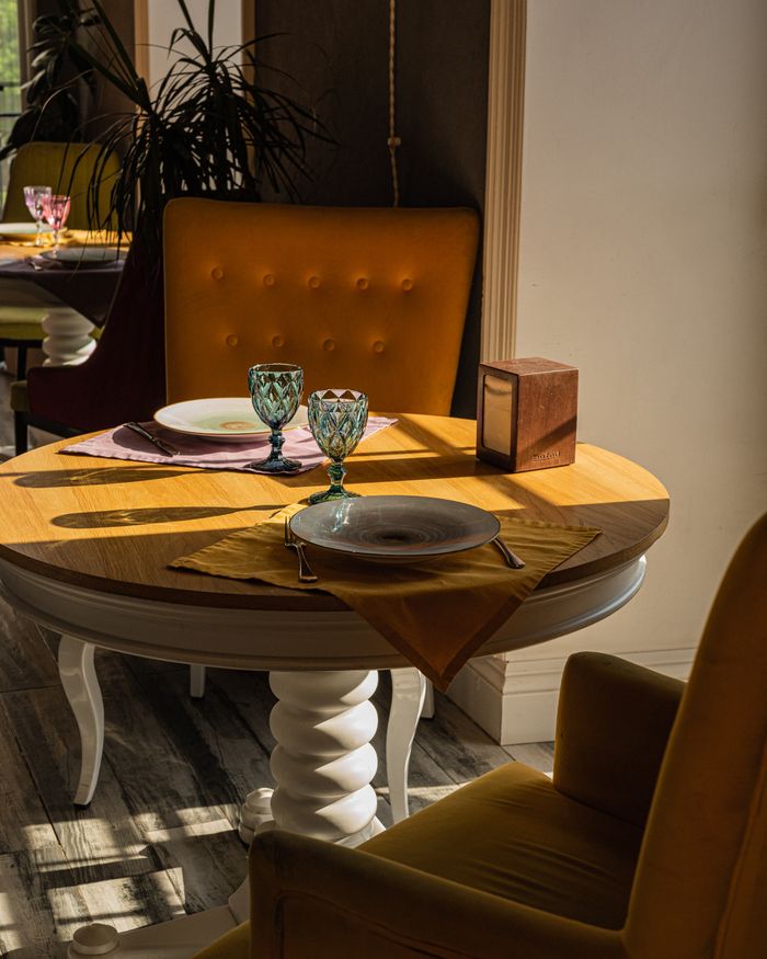 Glassware and plates arranged on a round café table