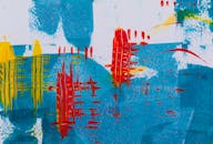 画布上，红色和蓝色的笔触大胆挥洒，构成一幅色彩缤纷的抽象画