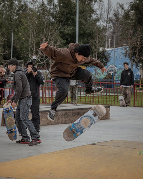 Foto stok gratis bermain skateboard, gerakan, manusia