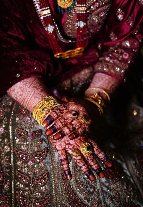 Free Elegantly adorned hands with detailed henna and traditional jewelry, reflecting cultural richness. Stock Photo