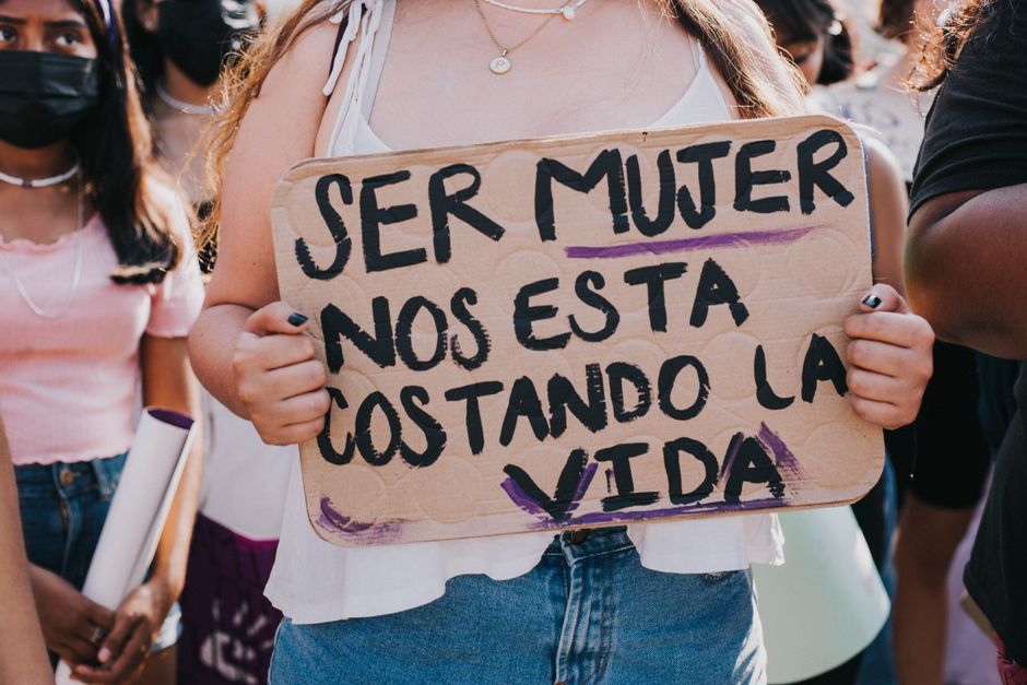 Primer plano de un cartel de protesta que aboga por los derechos de las mujeres durante una demostración.