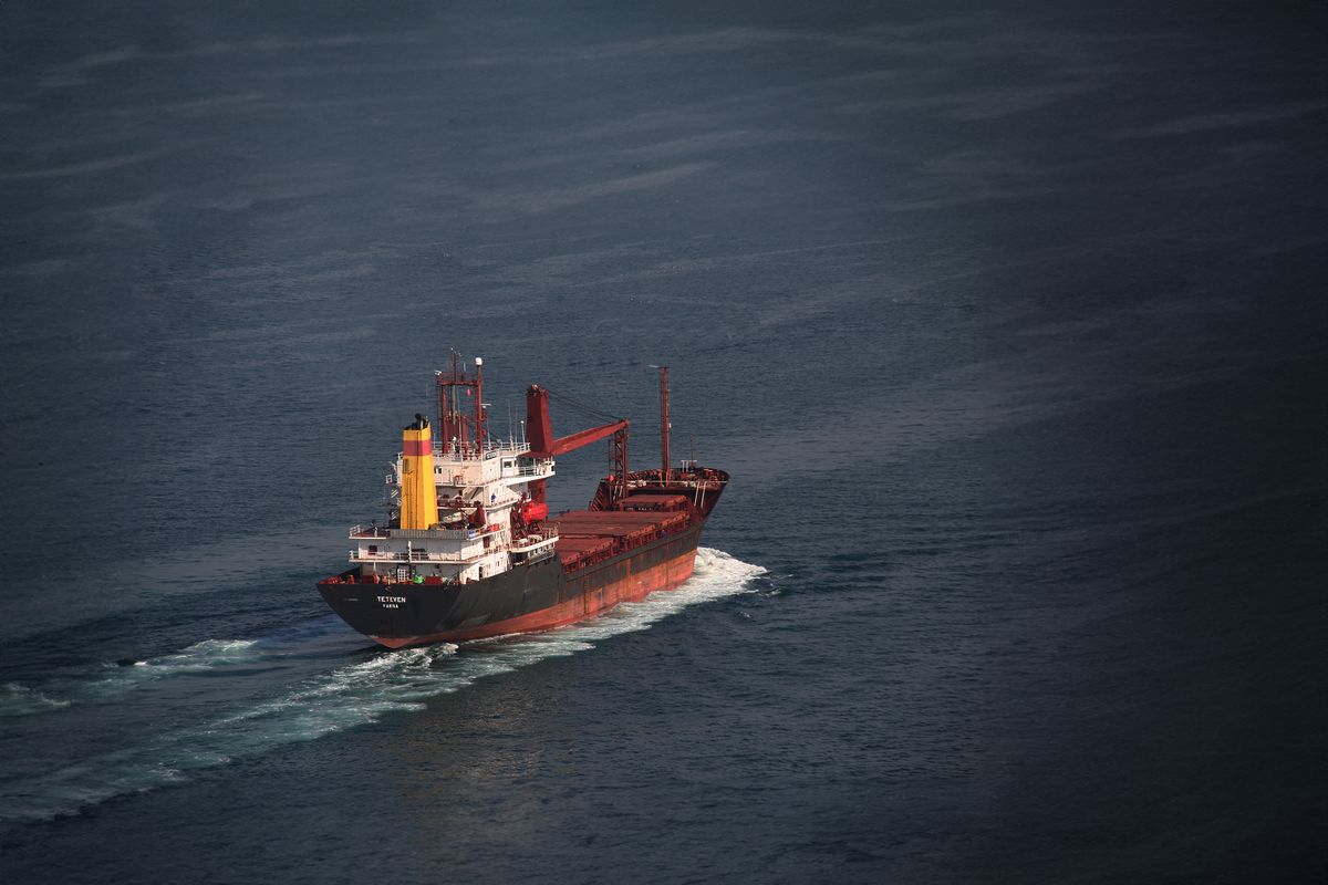 Vue aérienne d'un cargo en mer